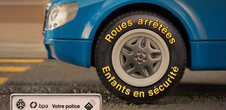 Roues arrêtées, enfants en sécurité